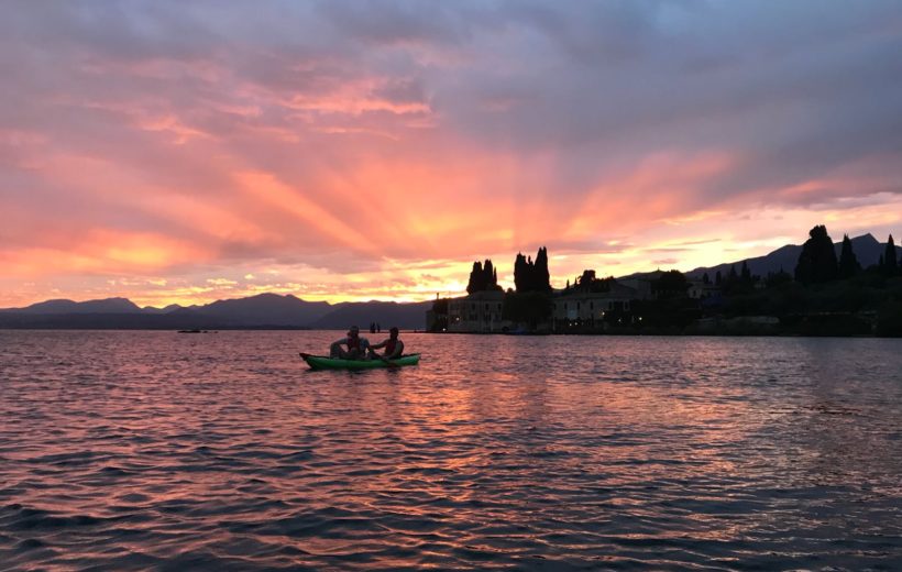 Wycieczka kajakiem o zachodzie słońca nad jeziorem Garda